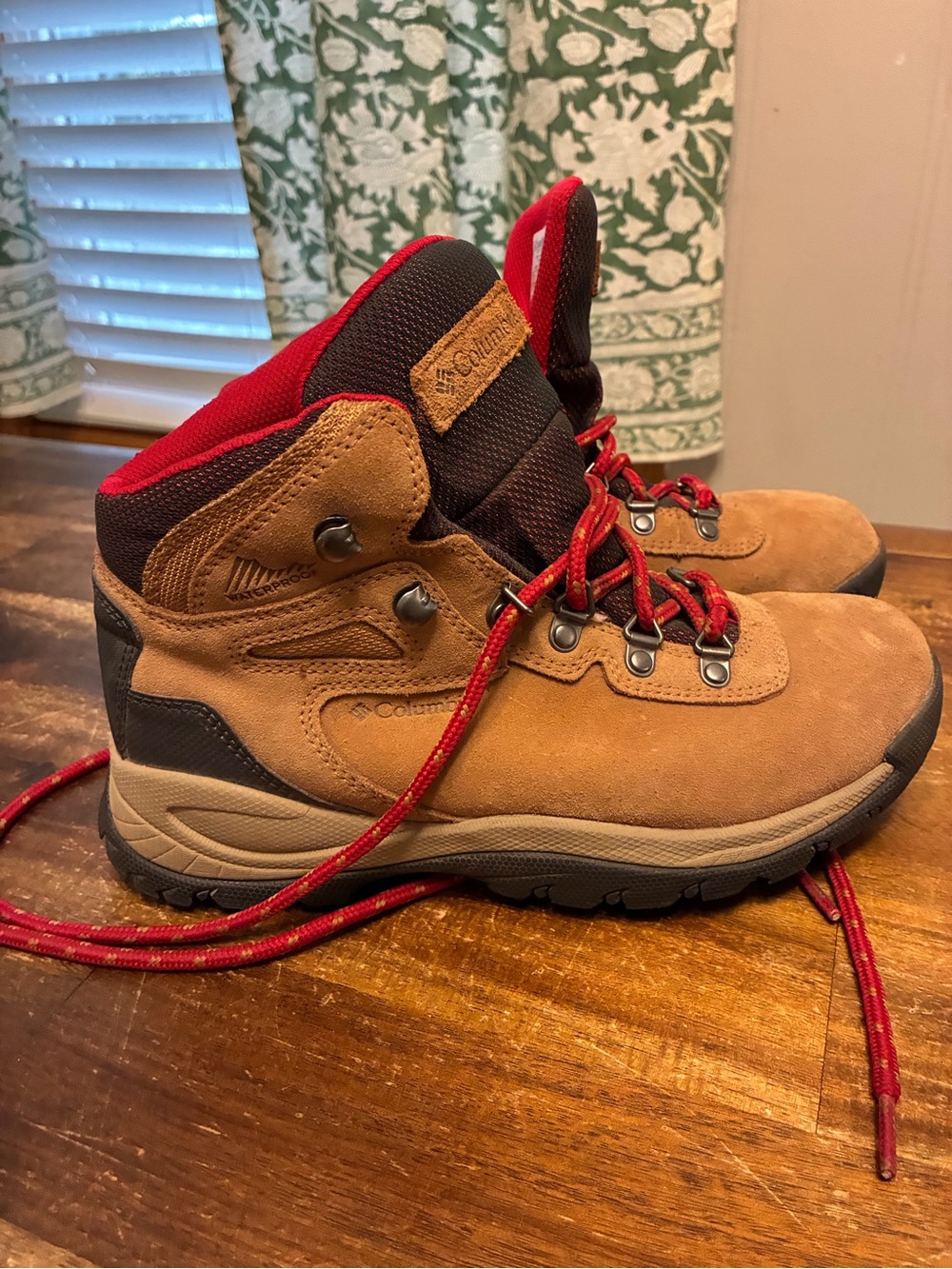 Columbia Newton Ridge Women’s boots worn once!
